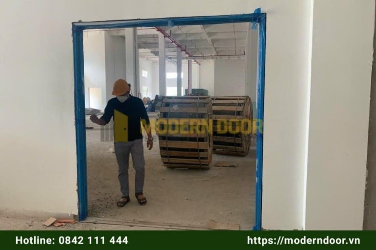 Nhân viên Modern Door kiểm tra khung cửa chống cháy tại dự án HDBank